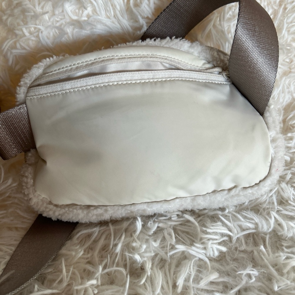 Lululemon Everywhere fleece Bag Belt Golden Ivory 8.5”x6” 2” Inches - Picture 7 of 9